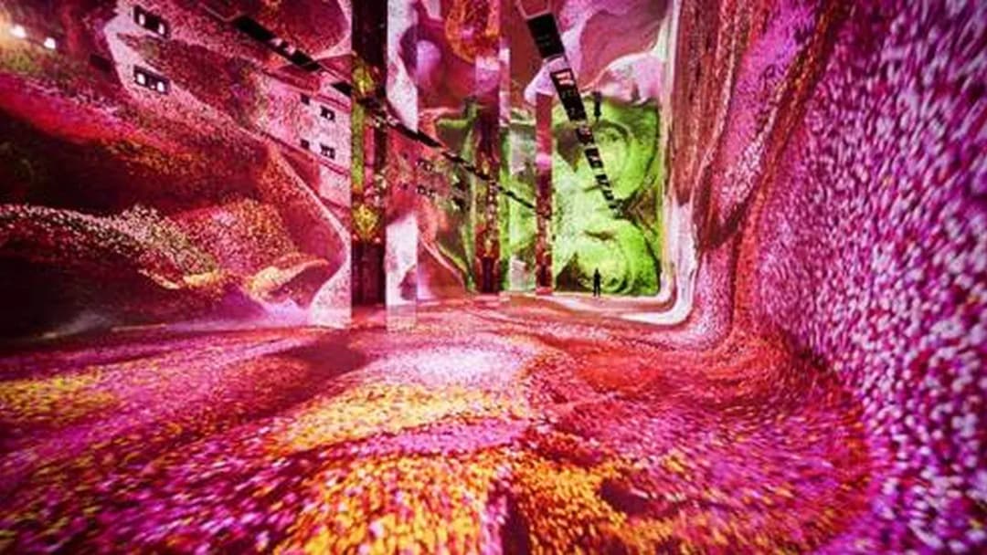 فضای immersive موزه DATALAND با تصاویر پروجکشن روی دیوارها و سطوح بازتابنده